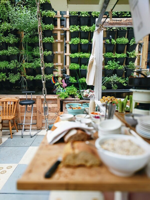 Lebendige Outdoor-Essbereich mit einer Tafel voller Lebensmittel